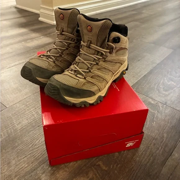 Merrell Women's Boots Moab’s 3 - 8.5 wide - Picture 3 of 10